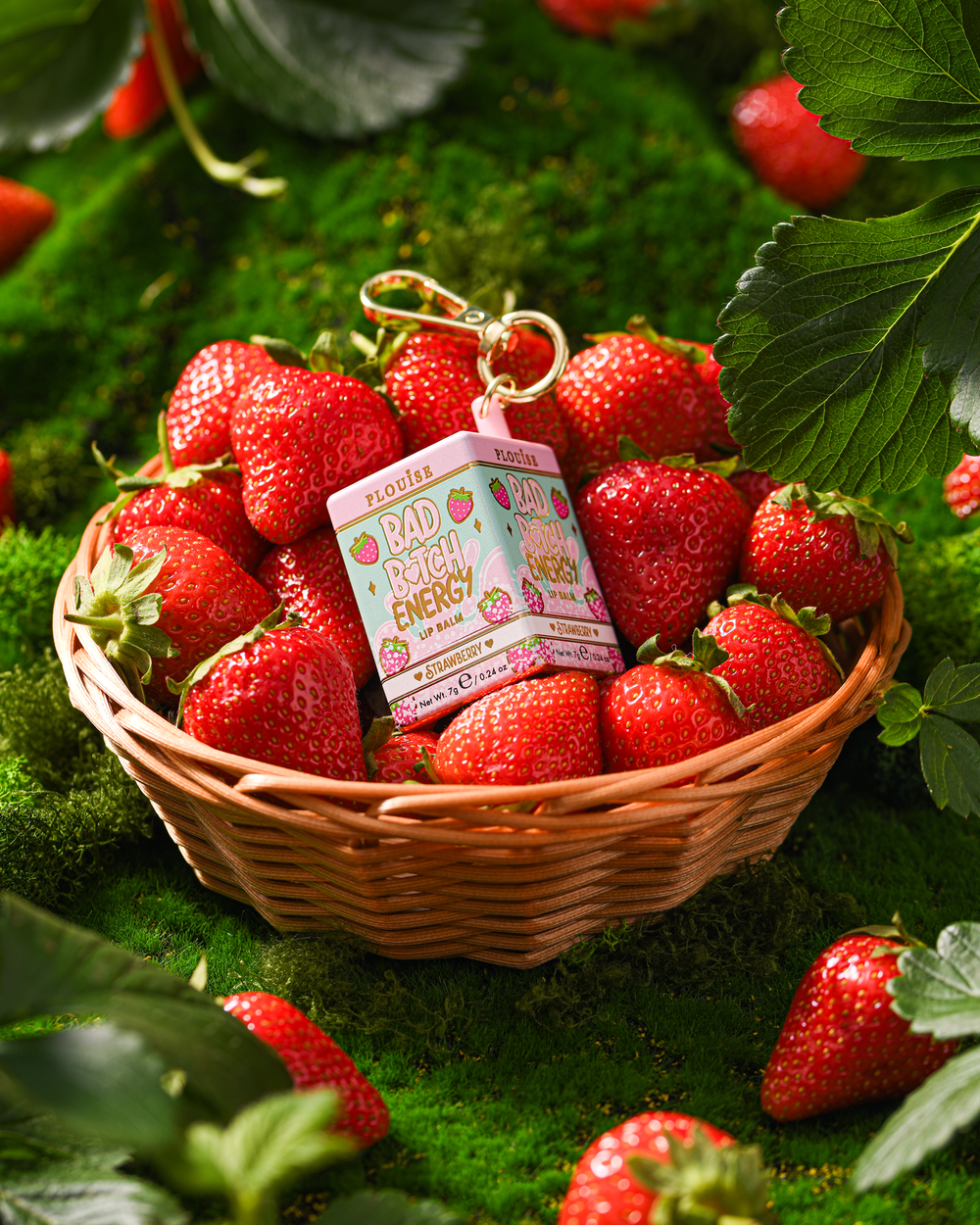 Balsam de buze cu breloc P.Louise Strawberry într-un coș cu căpșuni