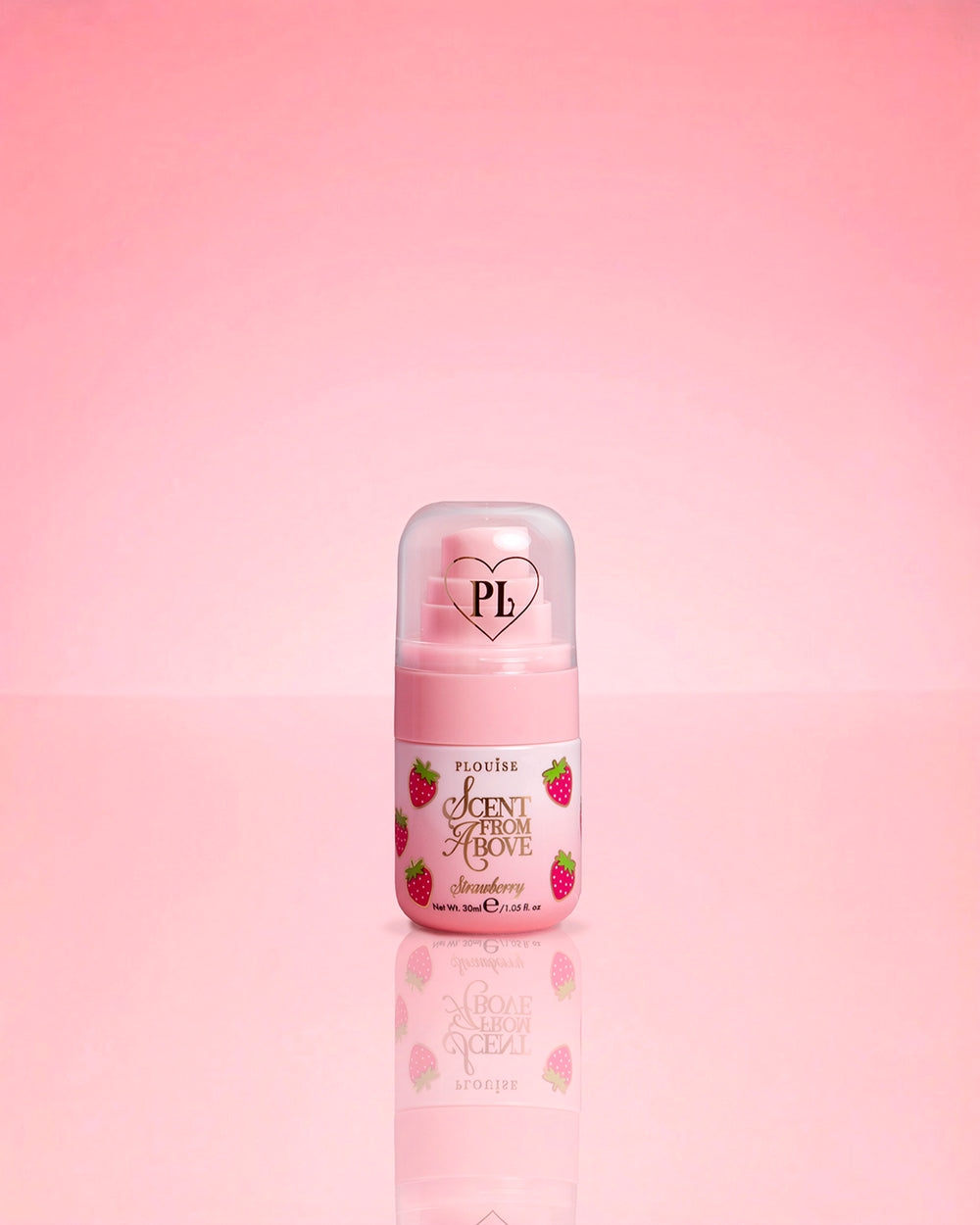 P.Louise Mini Strawberry Hair & Body Mist Parfum de sus pe un fundal roz