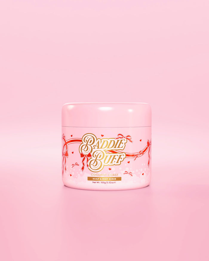 O cadă roz P.Louise sau Baddie Buff Scalp and Body Sugar Scrub în Coconut Coast