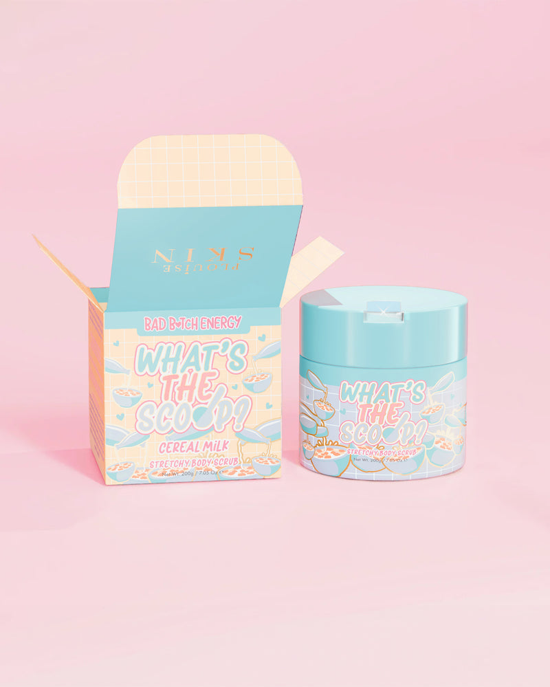 P.Louise „Ce este Scoop?” exfoliant de corp elastic cu parfum de lapte de cereale cu un ambalaj cu design de lapte de cereale pe un fundal roz