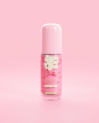 Vedeți prin sticla roz de ser de reparare a barierei roz P.Louise Better Now Babe, cu parfum crepuscular pe un fundal roz