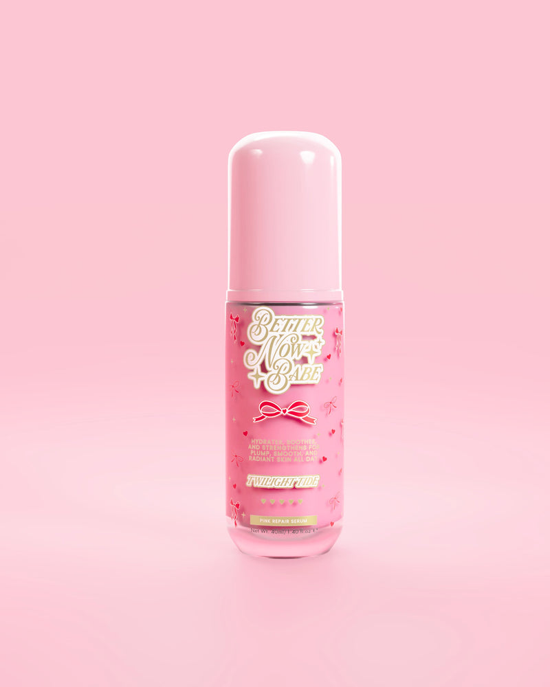 Vedeți prin sticla roz de ser de reparare a barierei roz P.Louise Better Now Babe, cu parfum crepuscular pe un fundal roz