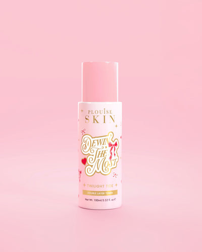 Sticlă roz P.Louise de Dewing The Most Double Layer Toner cu modele de fundă roșie pe un fundal roz
