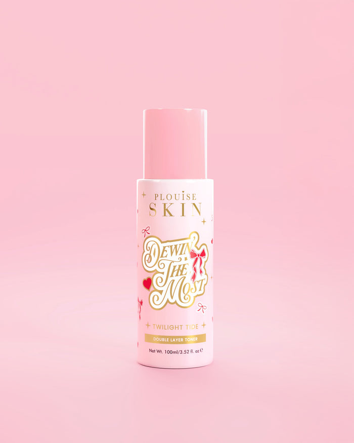 Sticlă roz P.Louise de Dewing The Most Double Layer Toner cu modele de fundă roșie pe un fundal roz