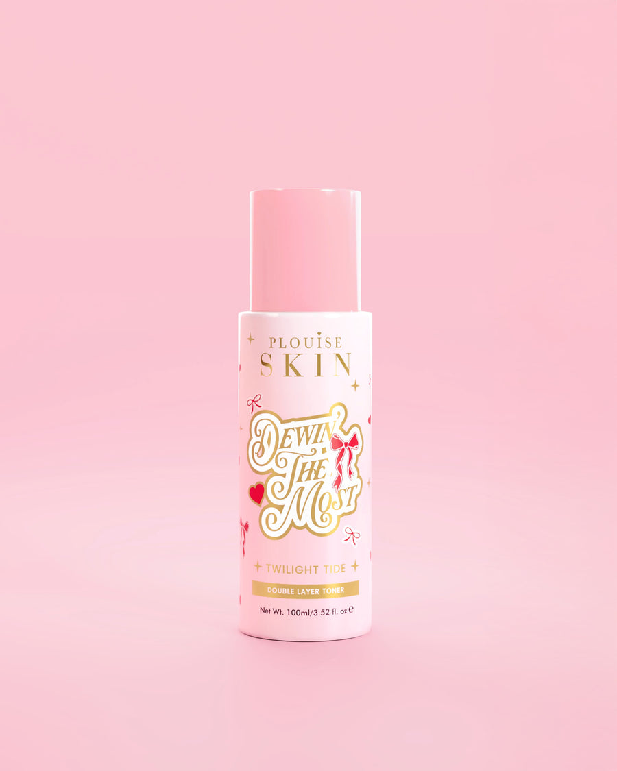 Sticlă roz P.Louise de Dewing The Most Double Layer Toner cu modele de fundă roșie pe un fundal roz