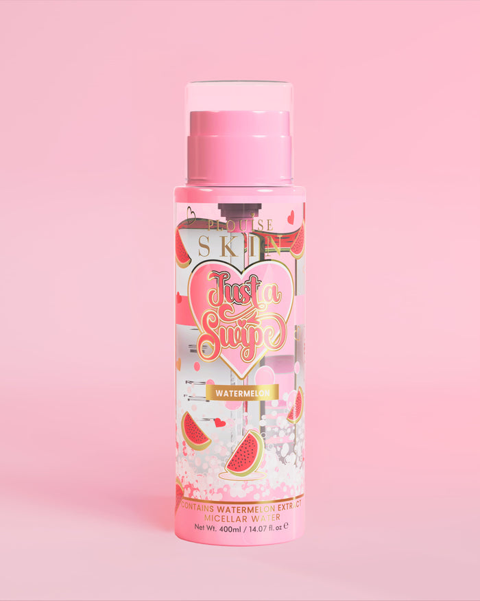 O sticlă de apă micelară cu parfum de pepene verde P. Louise Just A Swipe cu design pepene verde pe sticlă pe un fundal roz