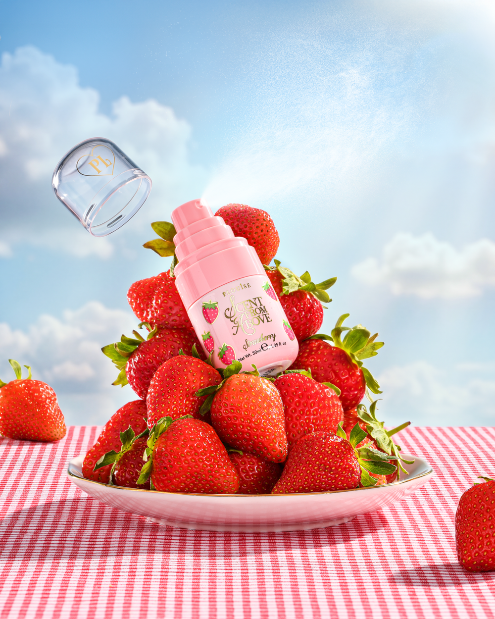 P.Louise Scent From Above Strawberry Hair & Body Mist pe o farfurie cu căpșuni