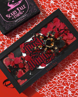 P.Louise Mystic Moonlight Halloween Eyeshadow Palette Cutie acoperită cu petale de trandafiri roșii și o tarantulă pe un fundal roșu de pânză de păianjen