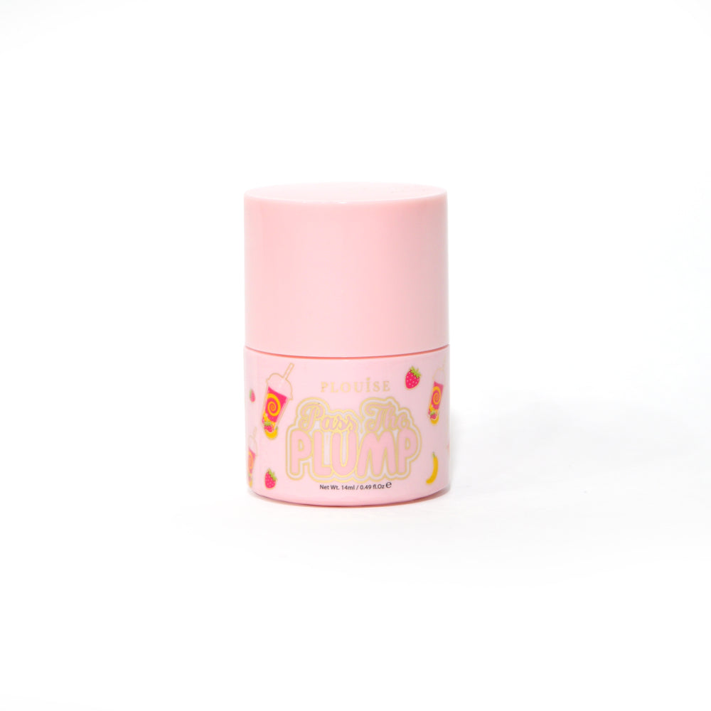 Sticla roz de P.Louise Pass The Plump Lip Treatment pe un fundal alb