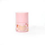 Sticla roz de P.Louise Pass The Plump Lip Treatment pe un fundal alb