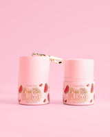 Două borcane roz de P.Louise Pass The Plump Lip Treatment cu design pepene verde pe fundal roz