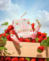 P.Louise Strawberry Baby Bad B Mini ulei de buze și mini balsam de buze pe o masă înconjurată de căpșuni