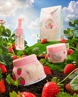 P.Louise Strawberry Obsessed For Less Set de îngrijire a pielii dublă curăță și hidratează pe un deal înierbat înconjurat de căpșuni