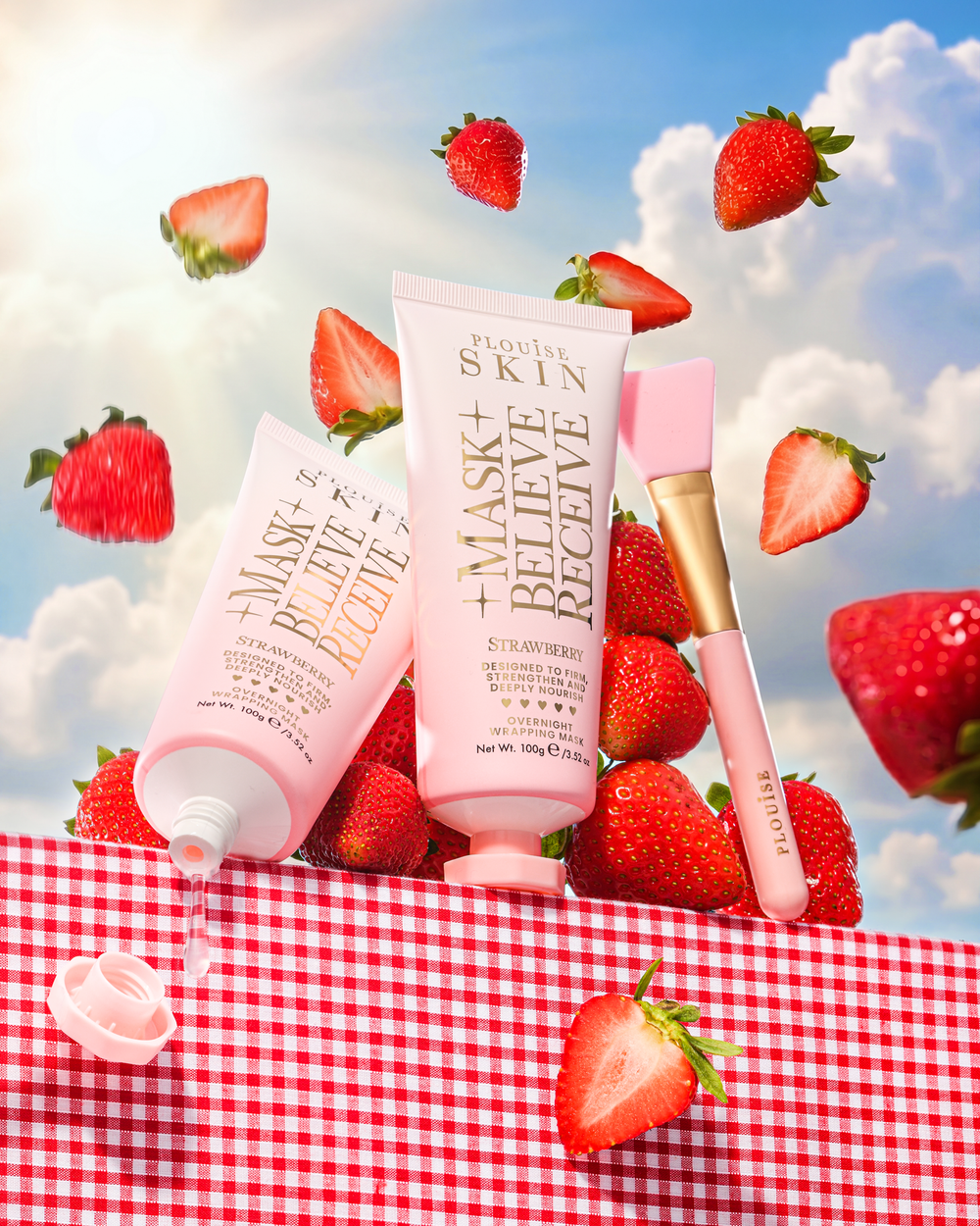 P.Louise Strawberry Overnight Wrapping Mask pe o masă înconjurată de căpșuni