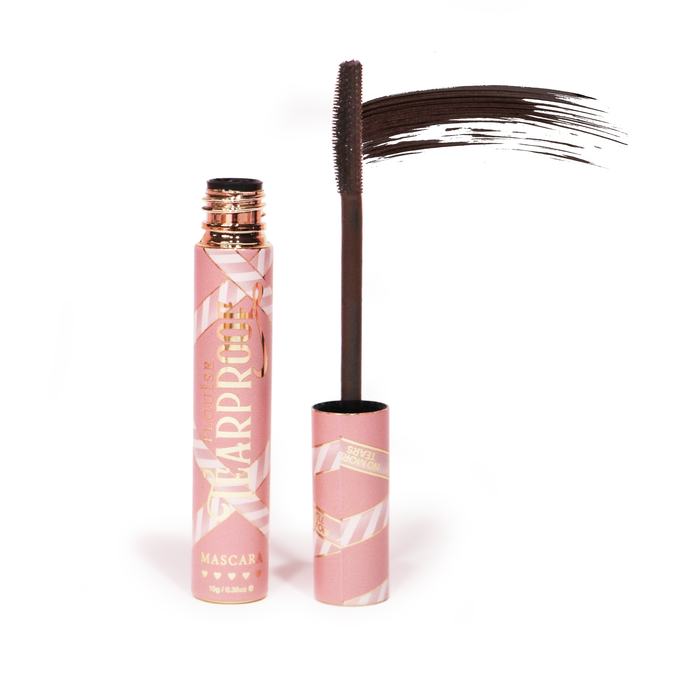 Mascara P. Louise Tearproof de culoare maro moale pe fundal alb
