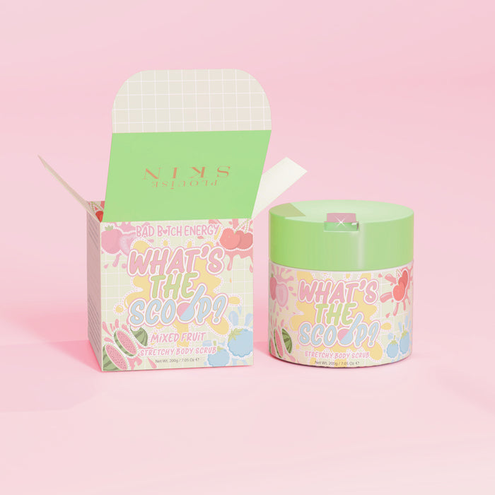 P.Louise „Ce este Scoop?” exfoliant de corp elastic cu parfum mixt de fructe cu un ambalaj cu design mixt de fructe pe un fundal roz