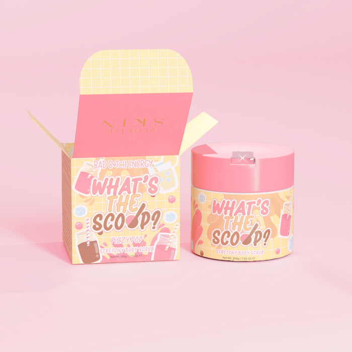 P.Louise „Ce este Scoop?” exfoliant de corp elastic, cu parfum pop gazos, cu un ambalaj cu design pop gazos pe un fundal roz