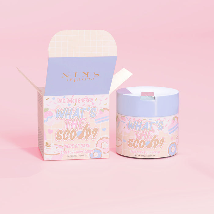 P.Louise „Ce este Scoop?” exfoliant de corp elastic cu parfum de bucată de tort cu un ambalaj cu design de tort pe un fundal roz