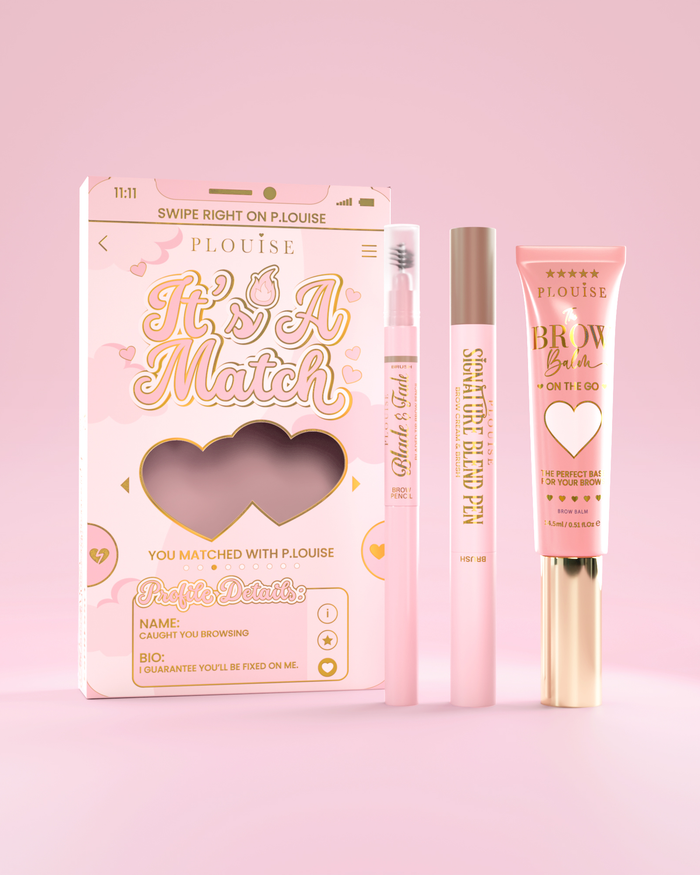 Este un set cosmetic pentru sprâncene A Match, care include pixul P.Louise Signature Blend, Blade & Fade Brow Pencil și Brow Balm, ambalat în cutii tematice roz și auriu cu motive de inimă.