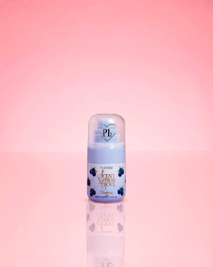 P.Louise Blueberry Mini Scent From Above Body Mist pe un fundal roz