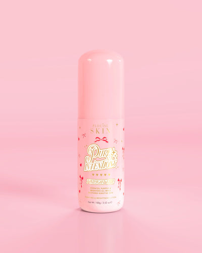 Sticlă roz de loțiune P.Louise Pure Intentions Purify & Brightening cu modele de fundă roșie pe un fundal roz