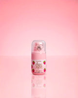 P.Louise Mini Strawberry Hair & Body Mist Parfum de sus pe un fundal roz
