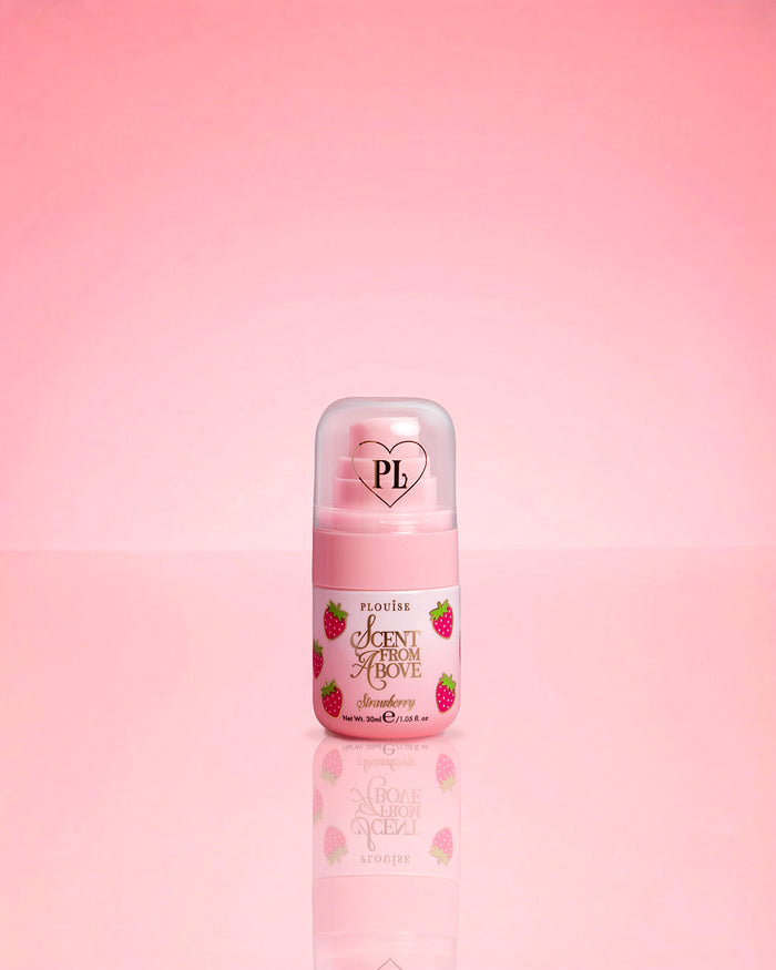 P.Louise Mini Strawberry Hair & Body Mist Parfum de sus pe un fundal roz