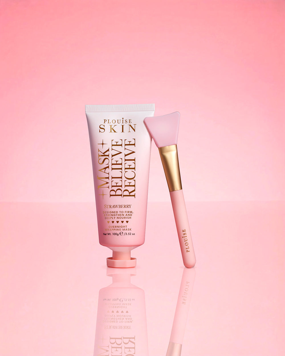 P.Louise Strawberry Overnight Wrapping Mask Masca Believe Receive pe un fundal roz
