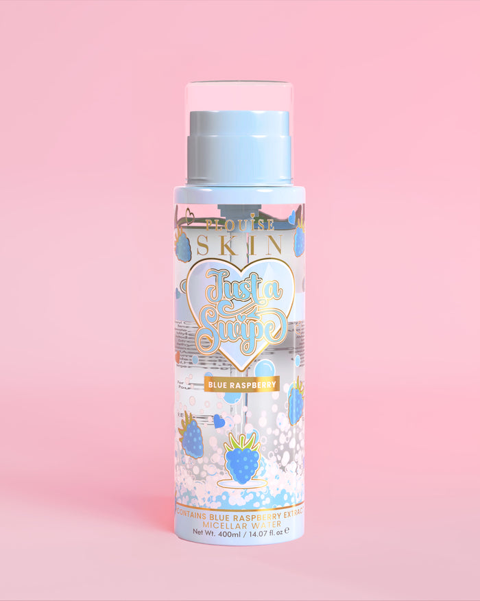 P. Louise Just A Swipe apă micelară cu parfum de zmeură albastră cu desene albastre de zmeură pe sticlă pe un fundal roz deschis