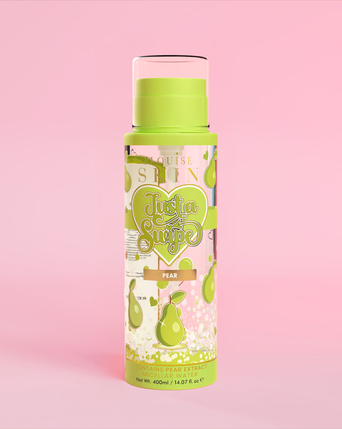 O sticlă de apă micelară cu parfum de pere P. Louise Just A Swipe cu modele de pere pe sticlă pe un fundal roz deschis