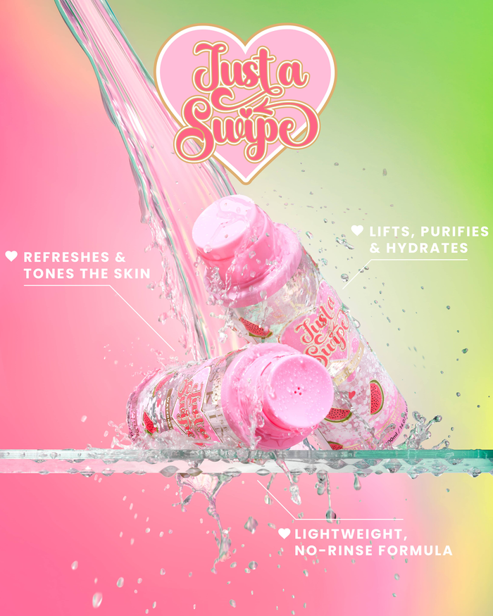 Sticle de apă micelară cu parfum de pepene verde P. Louise „Just A Swipe” cu stropi de apă pe un fundal roz și verde