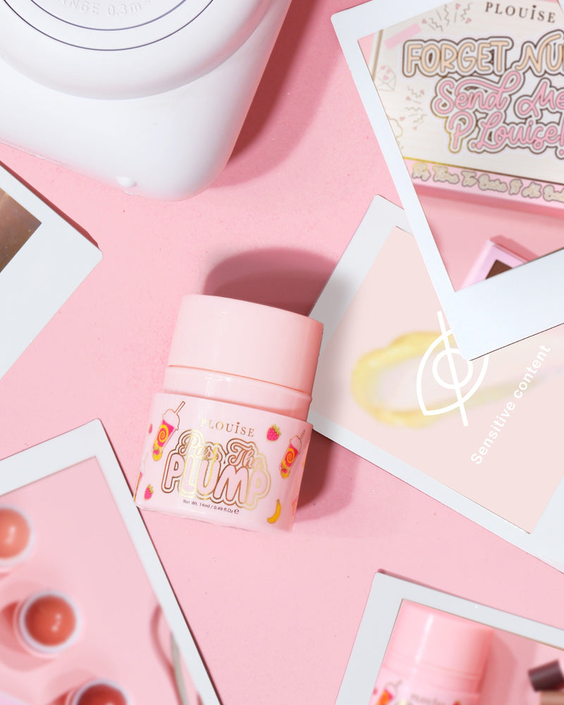 Sticla roz de P.Louise Pass The Plump Lip Treatment pe un fundal roz