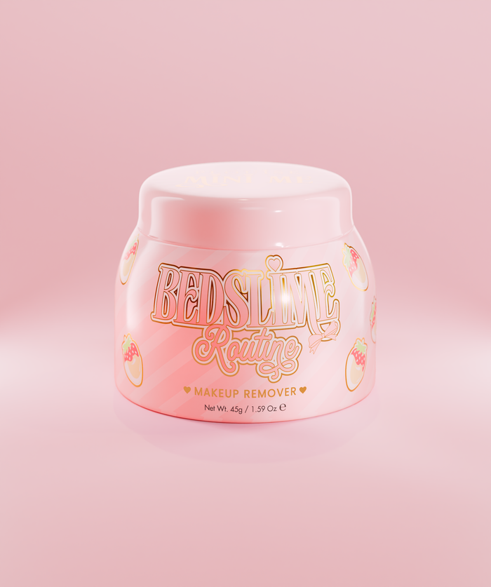 Un borcan roz de P.Louise Bedslime Routine Jelly Makeup Removing Cleanser cu un design de căpșuni și cremă.