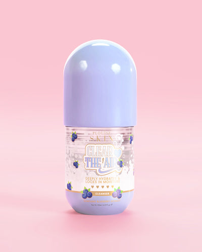 Flacon de P. Louise Clear The Air Blueberry Gel Cleanser pe fond roz