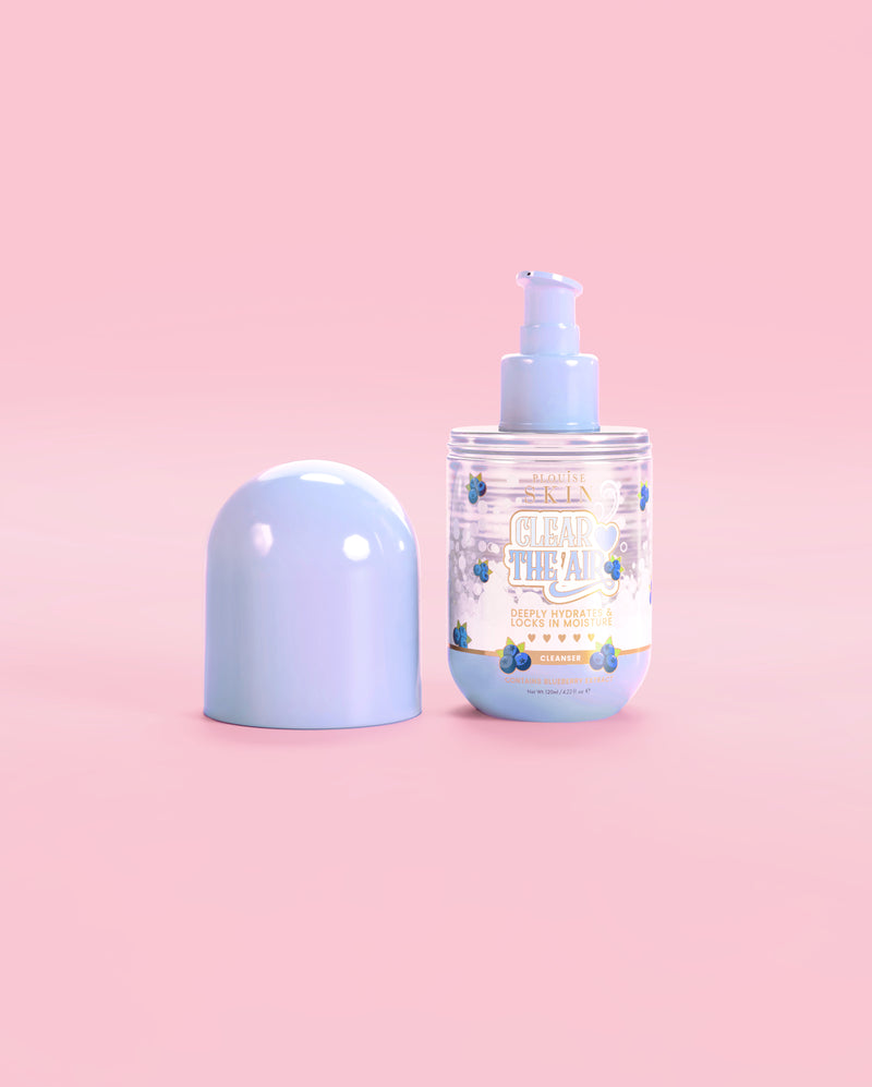 Flacon de P. Louise Clear The Air Blueberry Gel Cleanser cu capacul închis pe un fundal roz
