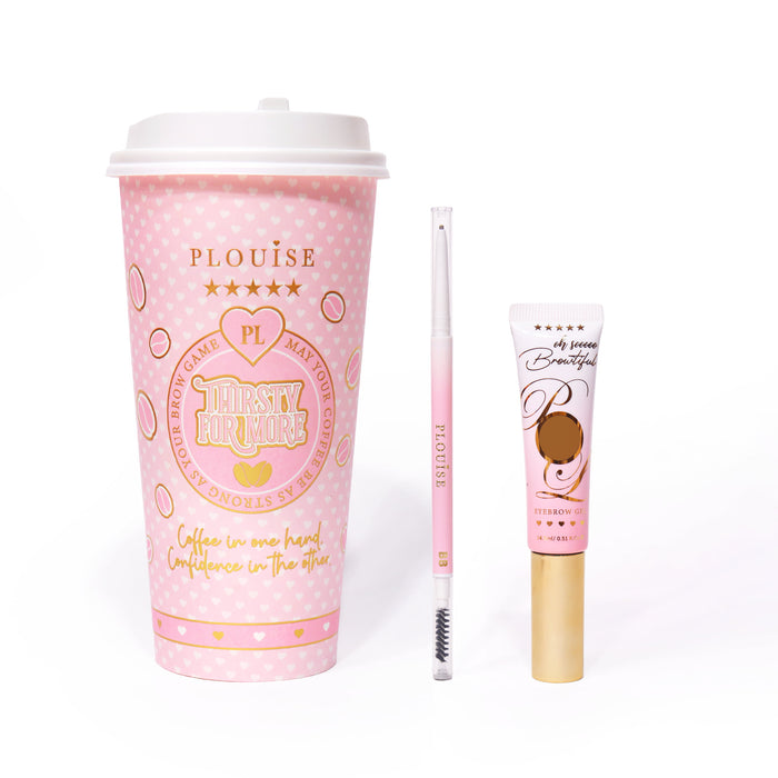 O imagine de produs care prezintă un creion pentru sprâncene cu două capete lângă un tub de gel pentru sprâncene, lângă o ceașcă de cafea roz cu amestec de roz și aur pe un fundal alb