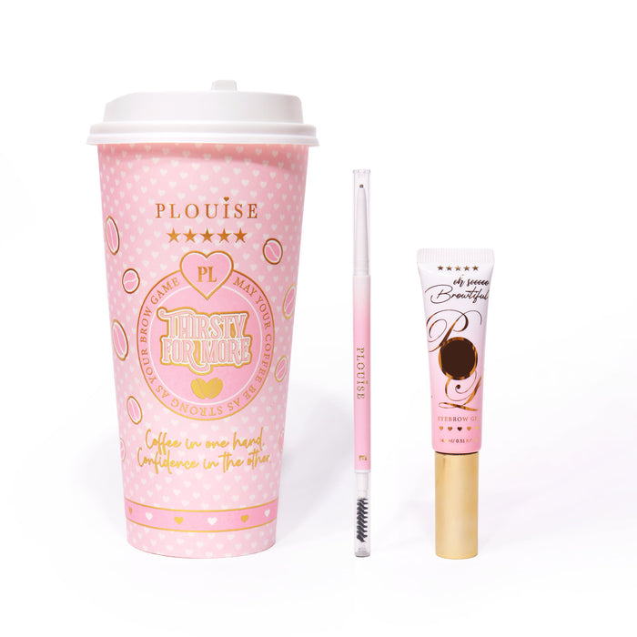 O imagine de produs care prezintă un creion pentru sprâncene cu două capete lângă un tub de gel pentru sprâncene, lângă o ceașcă de cafea roz cu amestec de roz și aur pe un fundal alb