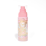 O sticlă roz de P. Louise Ready Set Slay Long Lasting Setting Spray pe un fundal alb