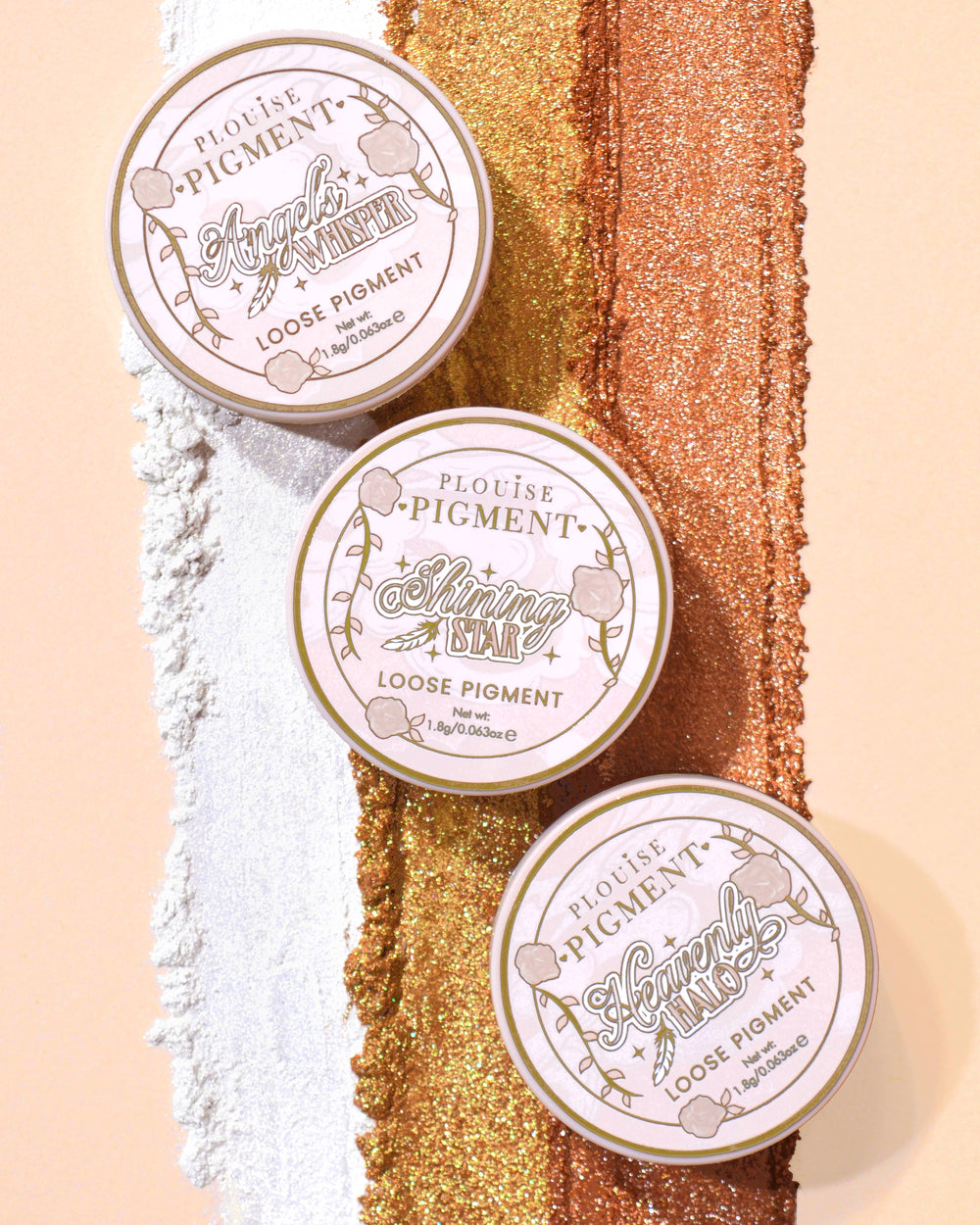 Trei recipiente de P.Louise Stardust Secrets Loose Glitter Eyeshadow Pigments împotriva rândurilor de sclipici din fiecare cuvă